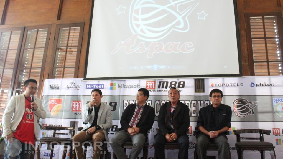 Saat launching tim, Aspac juga memperkenalkan para sponsor yang bekerja sama selama mengarungi Indonesia Basketball League (IBL) 2016. - INDOSPORT